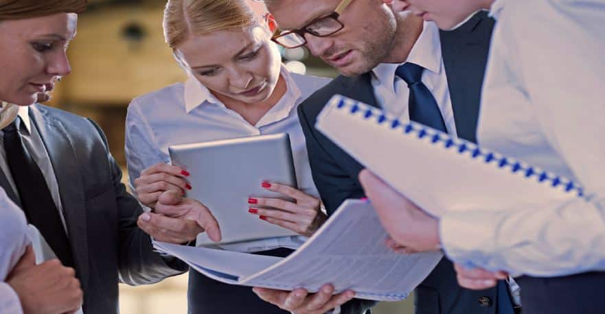 Business_People_Reading_Printed_Documents-1000x652